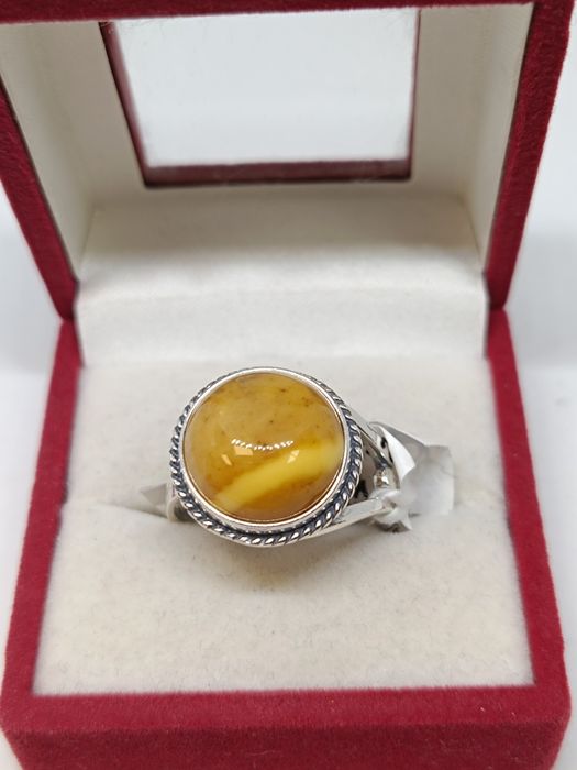 Srebrny pierścionek z mlecznym bursztynem regulowany, srebro próby 925