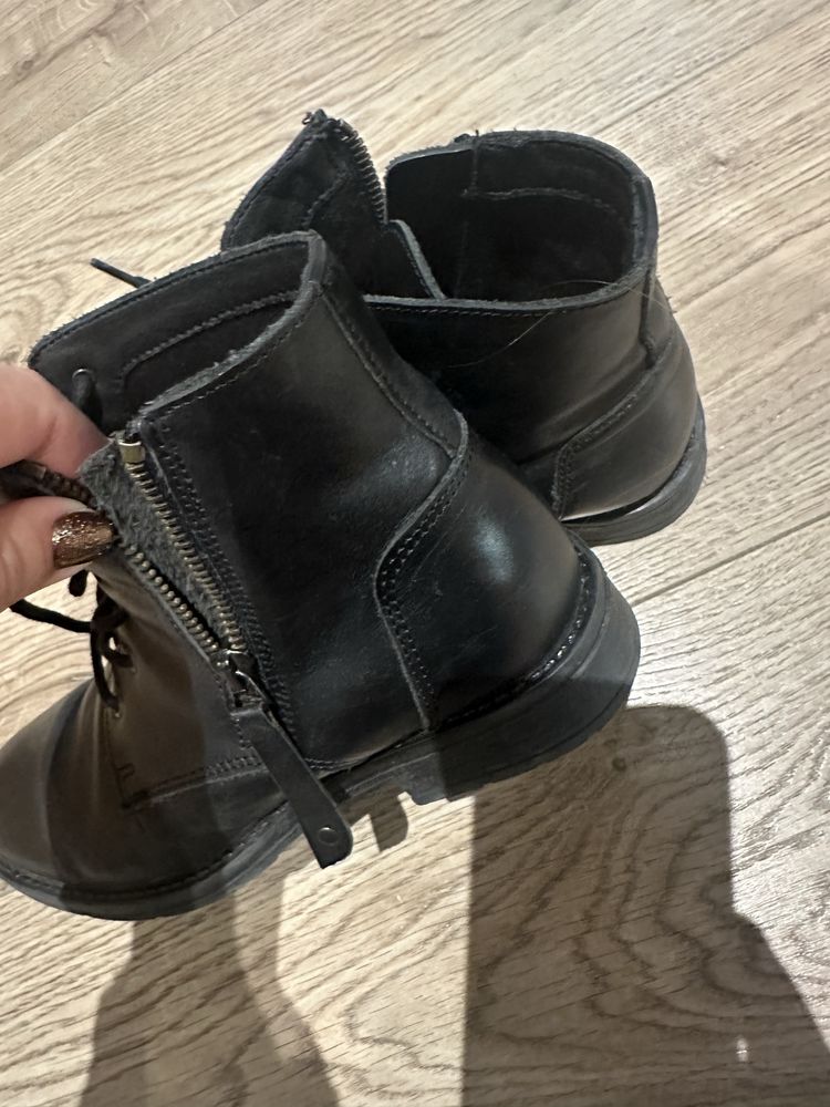Botas pretas pele rapariga