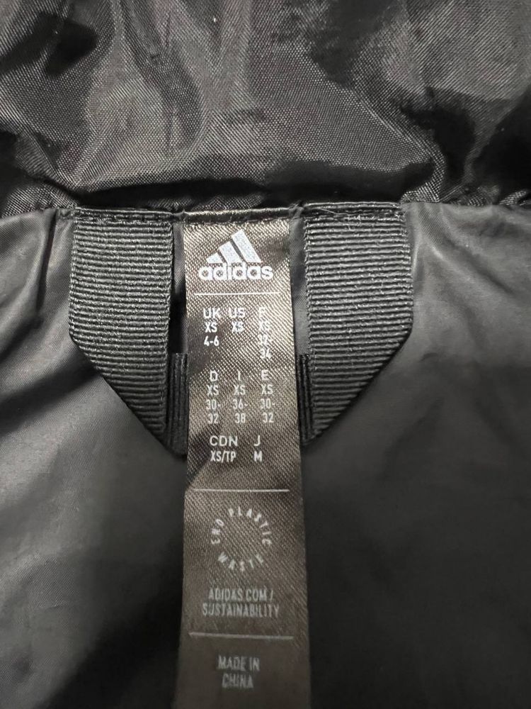 Женский пуховик adidas helionic hg8747 чорний regular fit