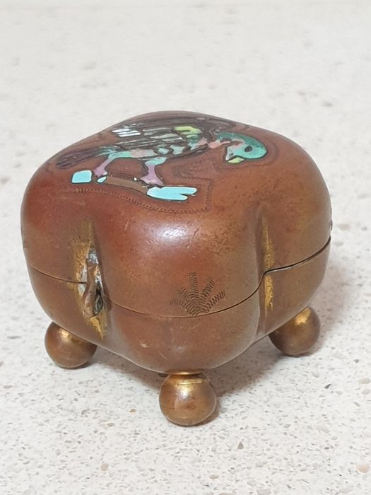 Pequena, rara antiga caixa guarda joias em cobre dourado com esmalte