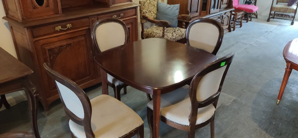 Stół drewniany z krzesłami w bardzo dobrym stanie