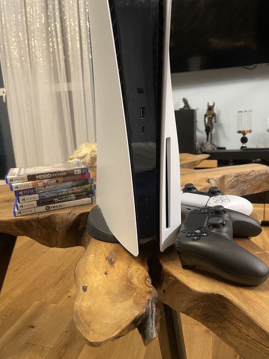 PS5 (napęd, 2 pady, gry)