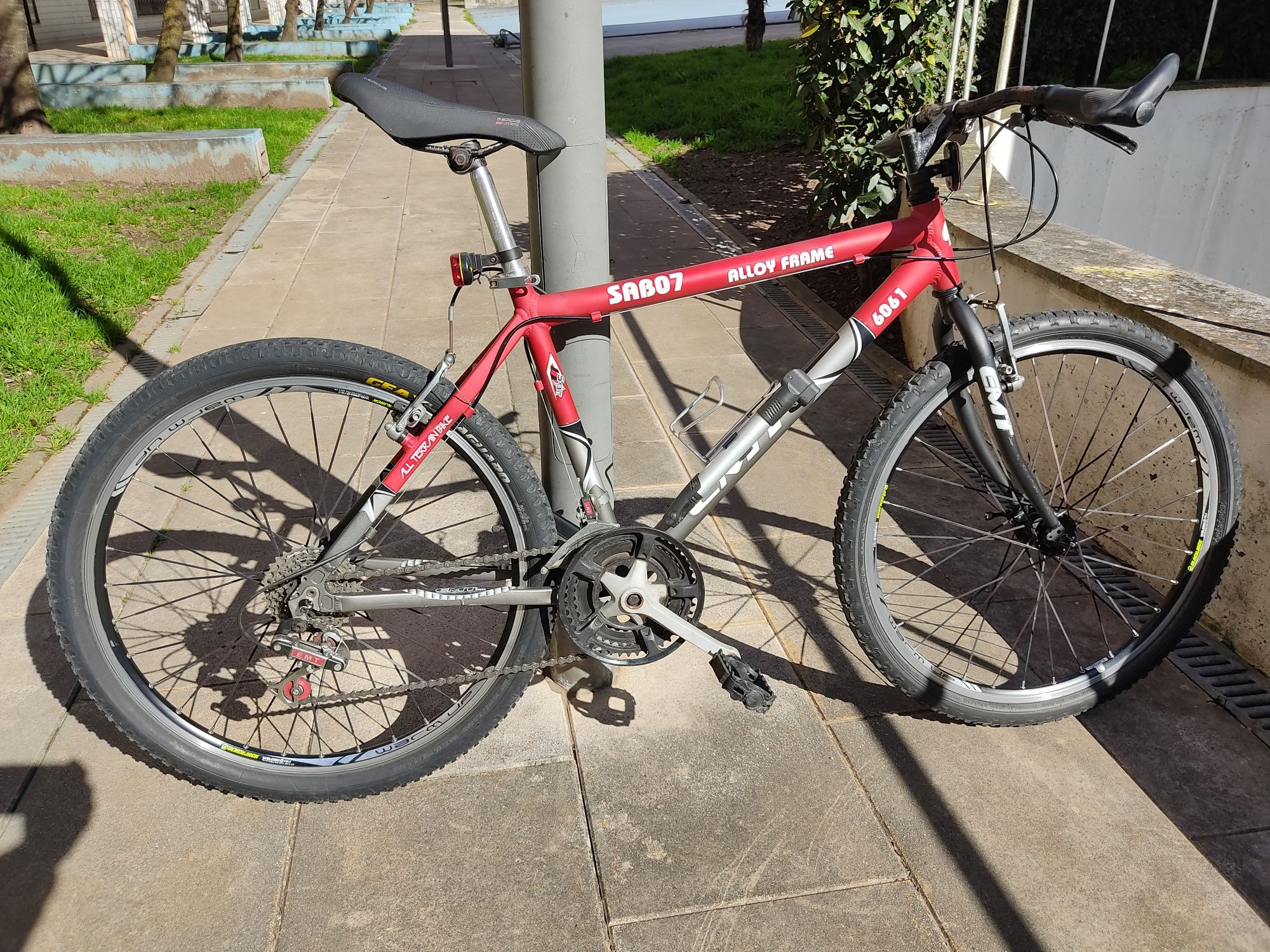 Bicicleta comum melhorada ao meu gosto