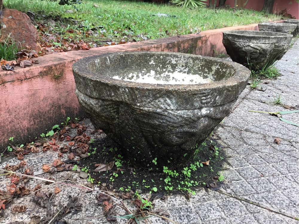 Vasos em pedra usados em bom estado