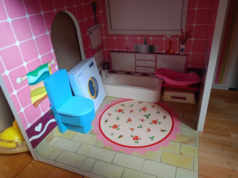 Drewniany duży domek dla lalek