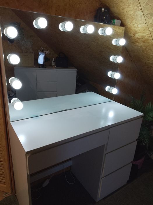 Toaletka z lustrem i oświetleniem led