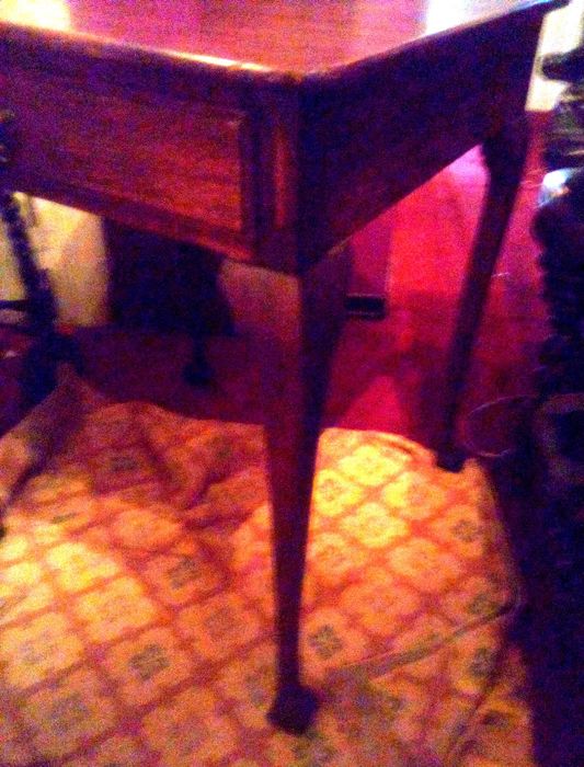 Mesa antiga em mogno (possiv), comp 62cm x 62cm x alt 73,5 cm.