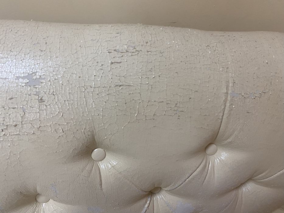 Продам диван молочного кольору