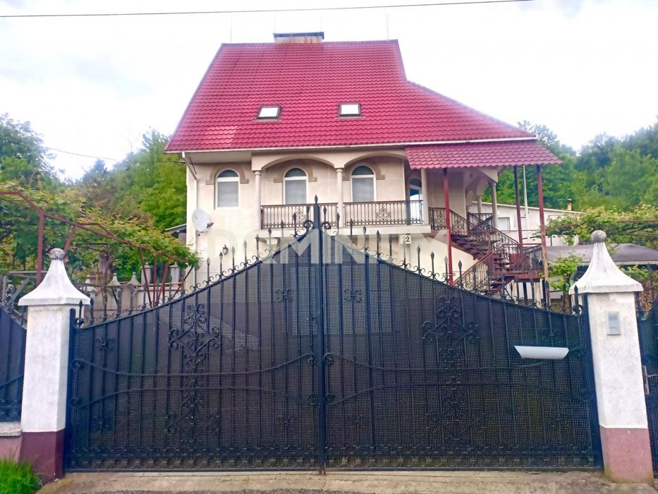 Продається розкішна вілла у Хусті
