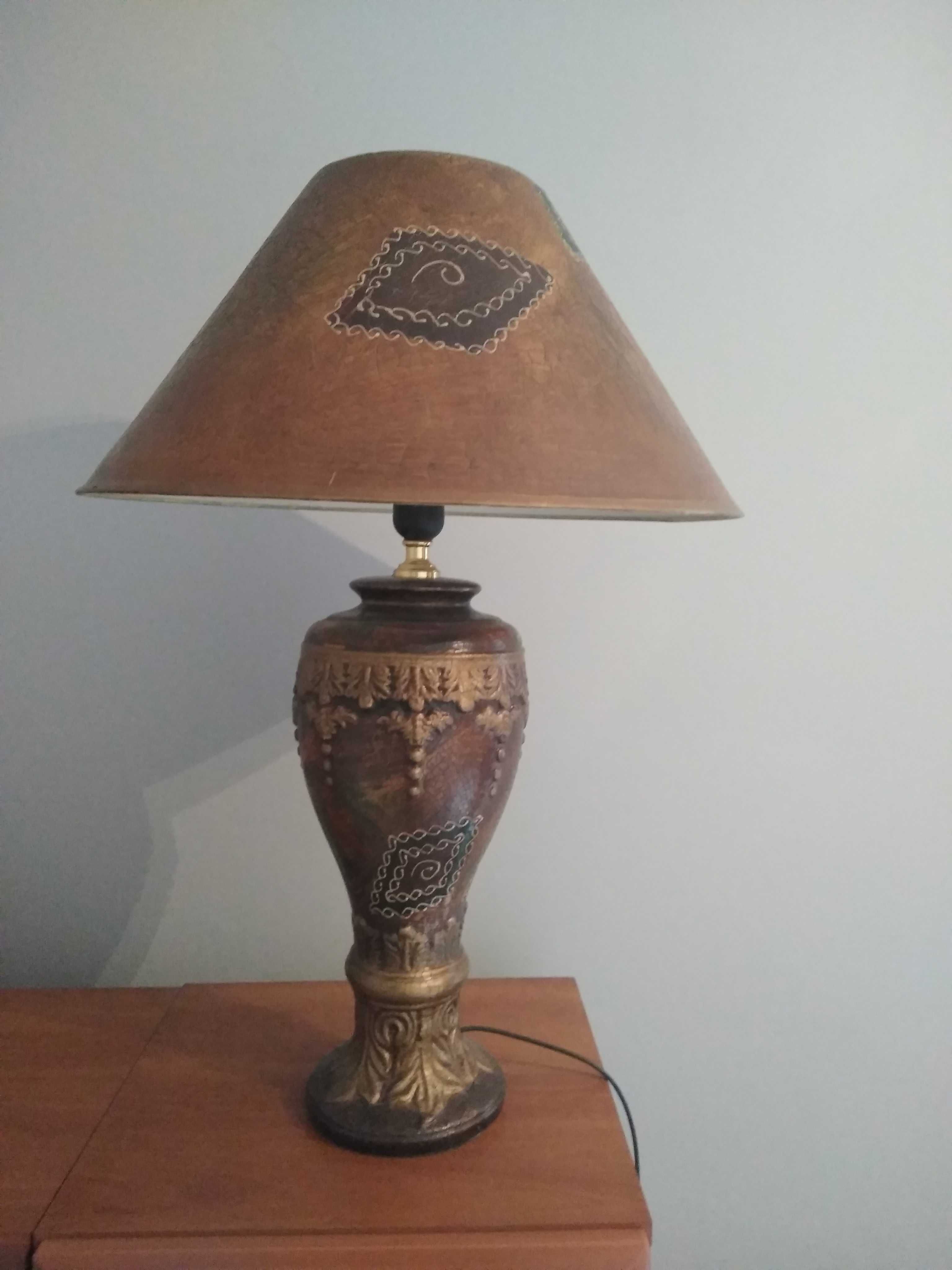 Duża lampa stołowa.