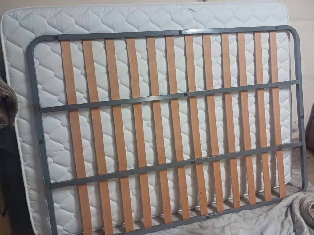 Vendo colchão de casal e estrado em bom estado ...medidas nas fotos do