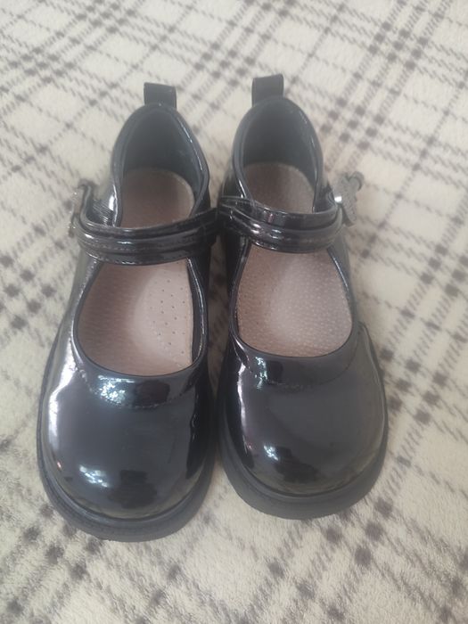Дівчачі  лакові туфельки.