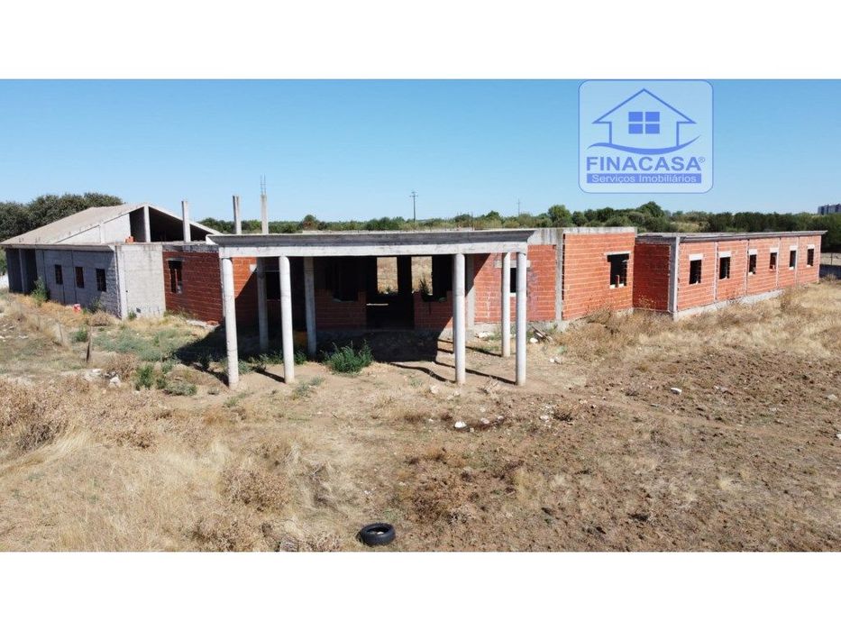 Terreno com moradia situado numa zona sossegada - Brejos(Elvas)