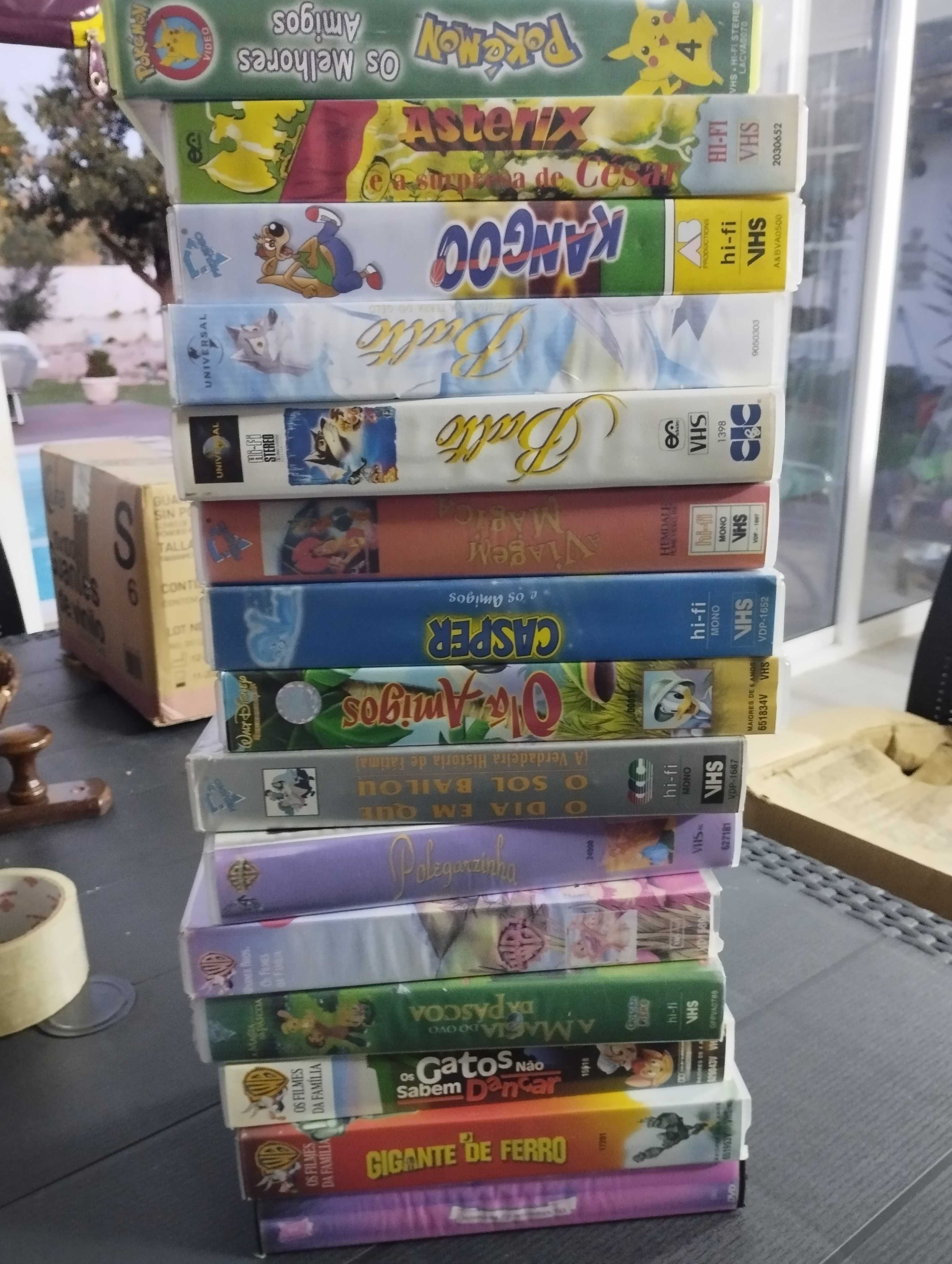Cassetes VHS com filmes diversos