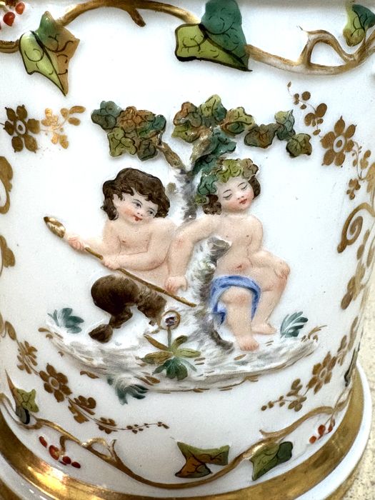 Lindo antigo pote / manga em porcelana francesa pintada à mão