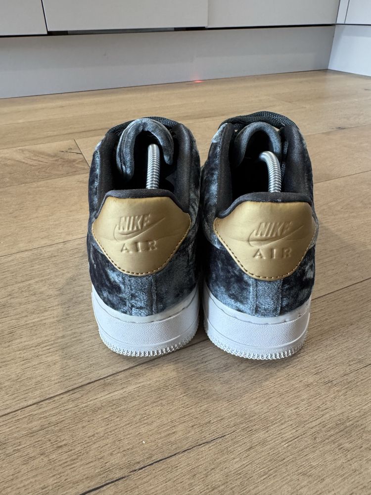 Buty welurowe Nike Air Force 1 WMNS 07 PRM