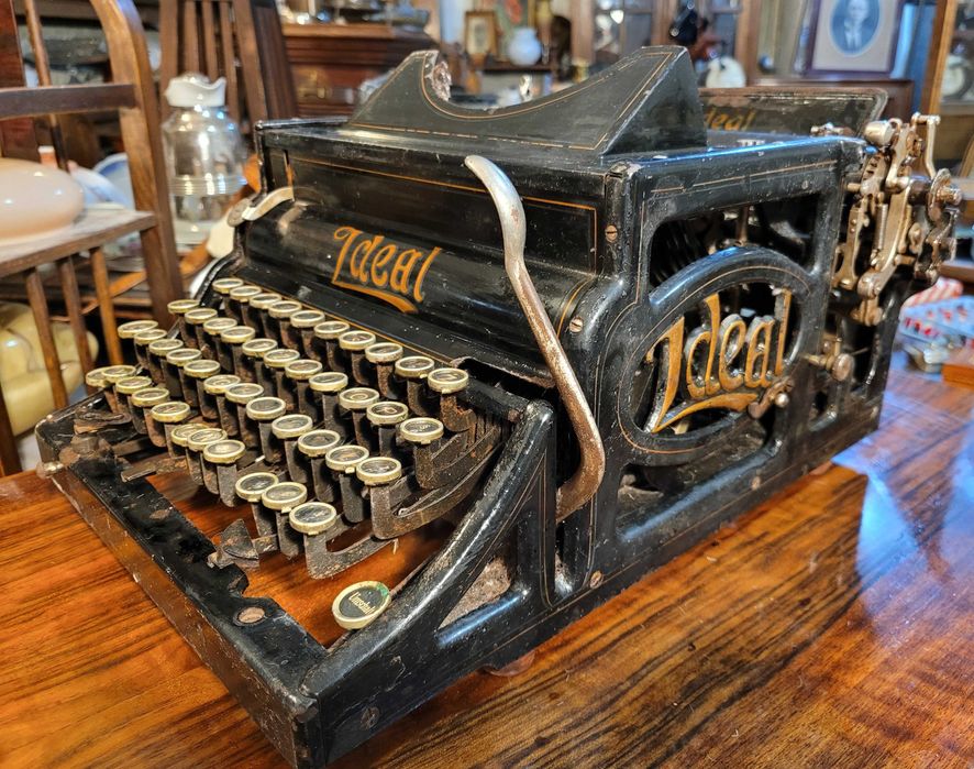 Stara przedwojenna maszyna do pisania Ideal