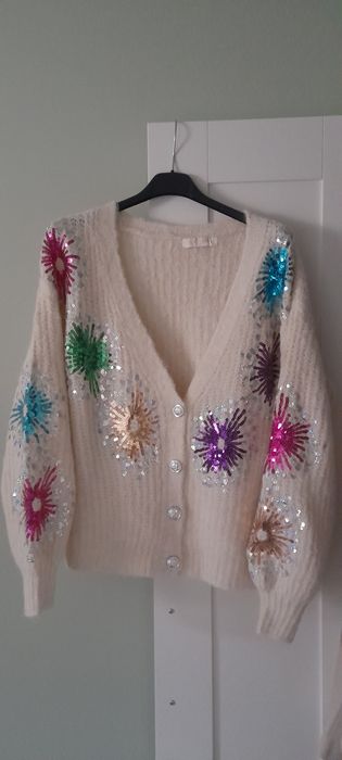 Sweter z ozdobnymi cekinami