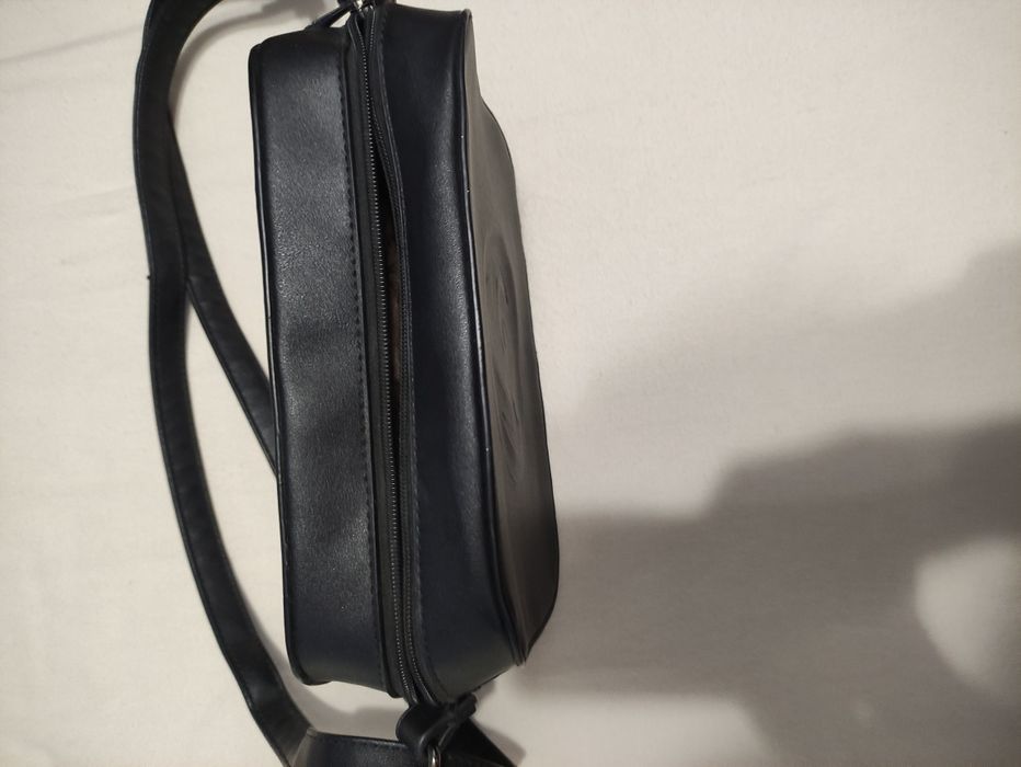 Сумка на плече з довгим ременем.В гарному стані.