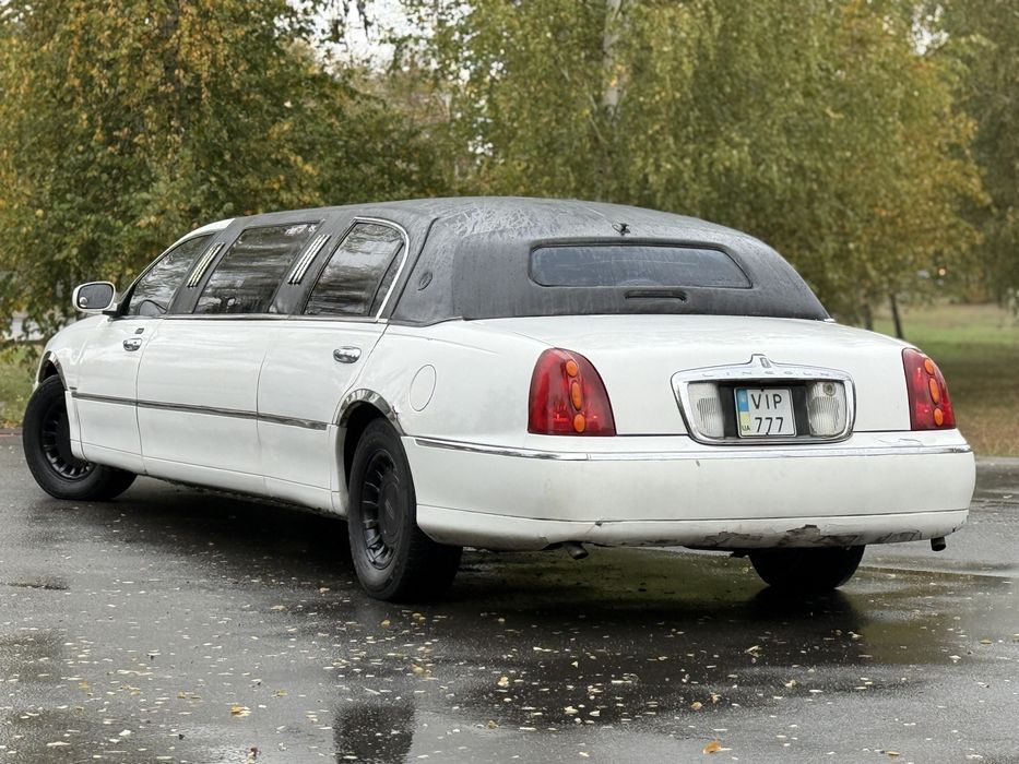 Lincoln Town car на полном ходу