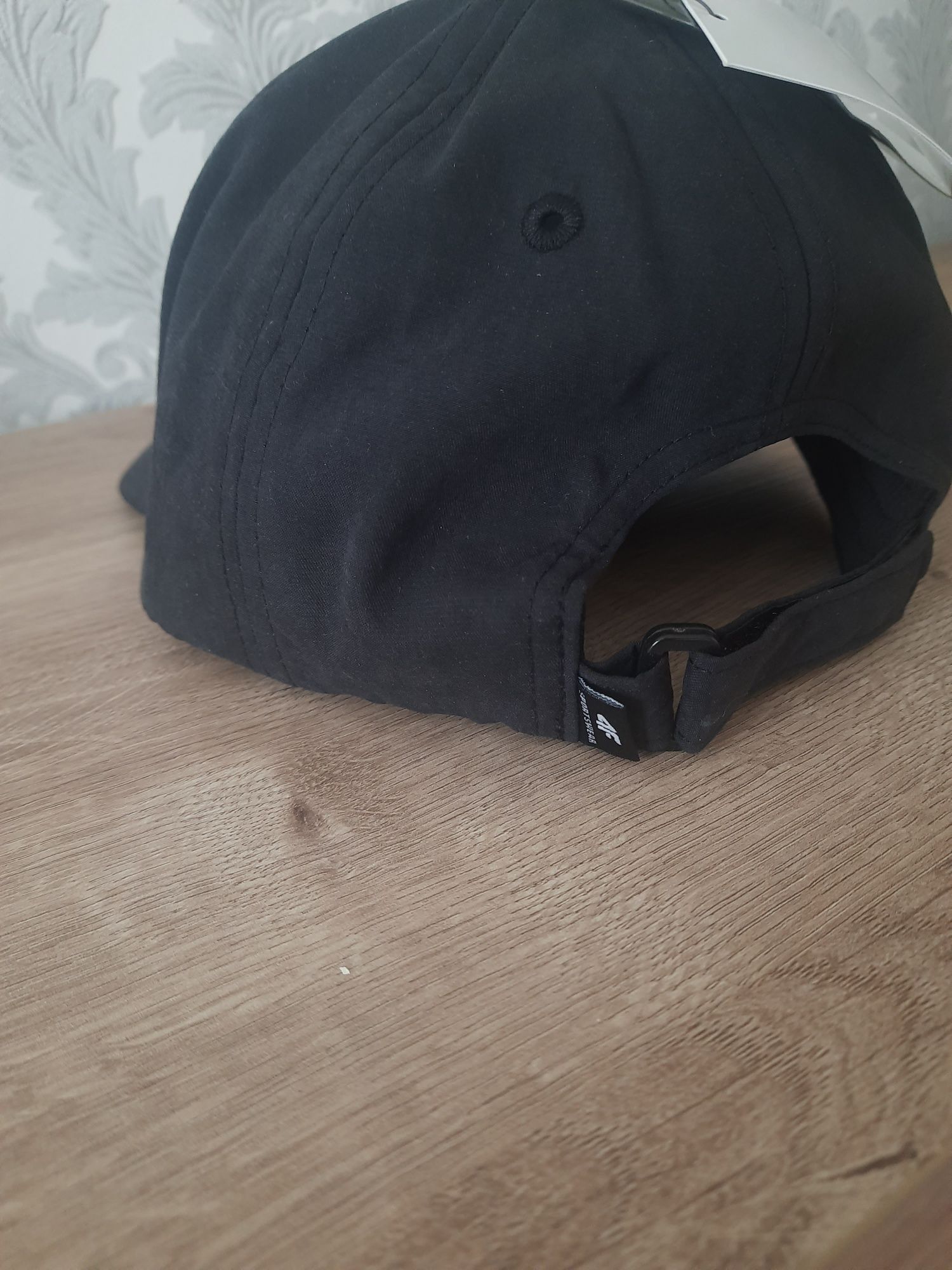 Czarna markowa czapka damska 4F
