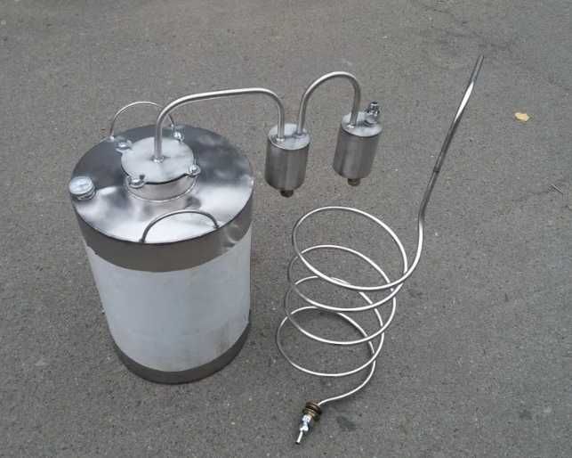 Дистилятор з двома сухопарниками під непроточну воду