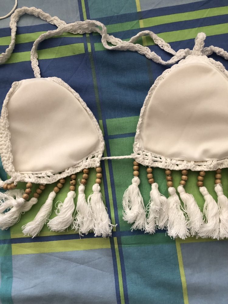 Biquini , cueca lisa aperta com laços, peito crochet novo
