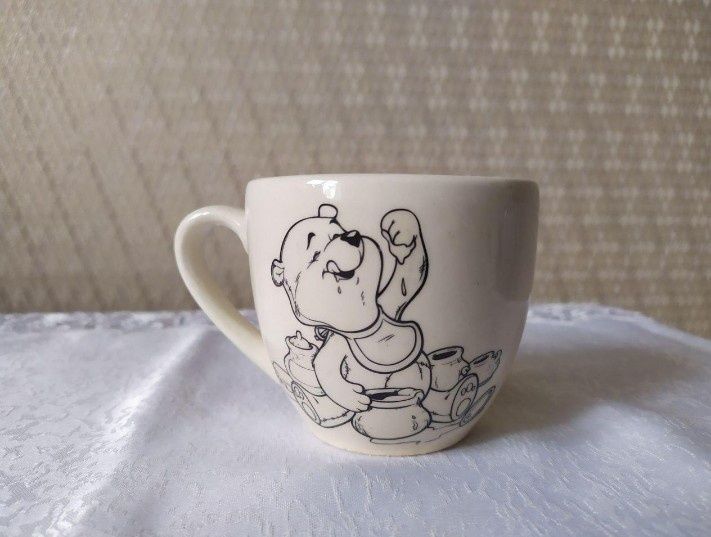 Чашка-розмальовка з малюнком "Ведмедик їсть мед".