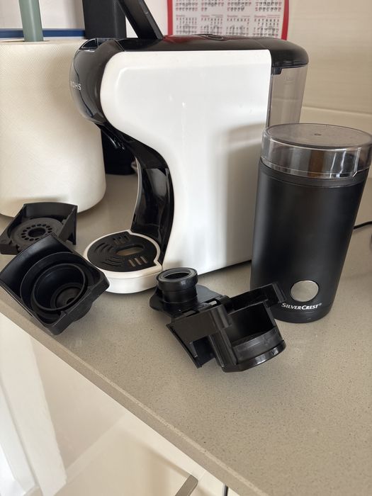 Cantinho do café completo com Cafeteira, maquina de moer grão e tudo