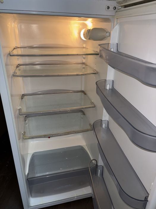 Холодильник 2-х камерный .