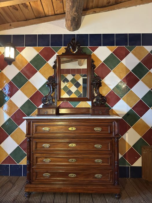 Antiga cómoda em madeira maciça com espelho