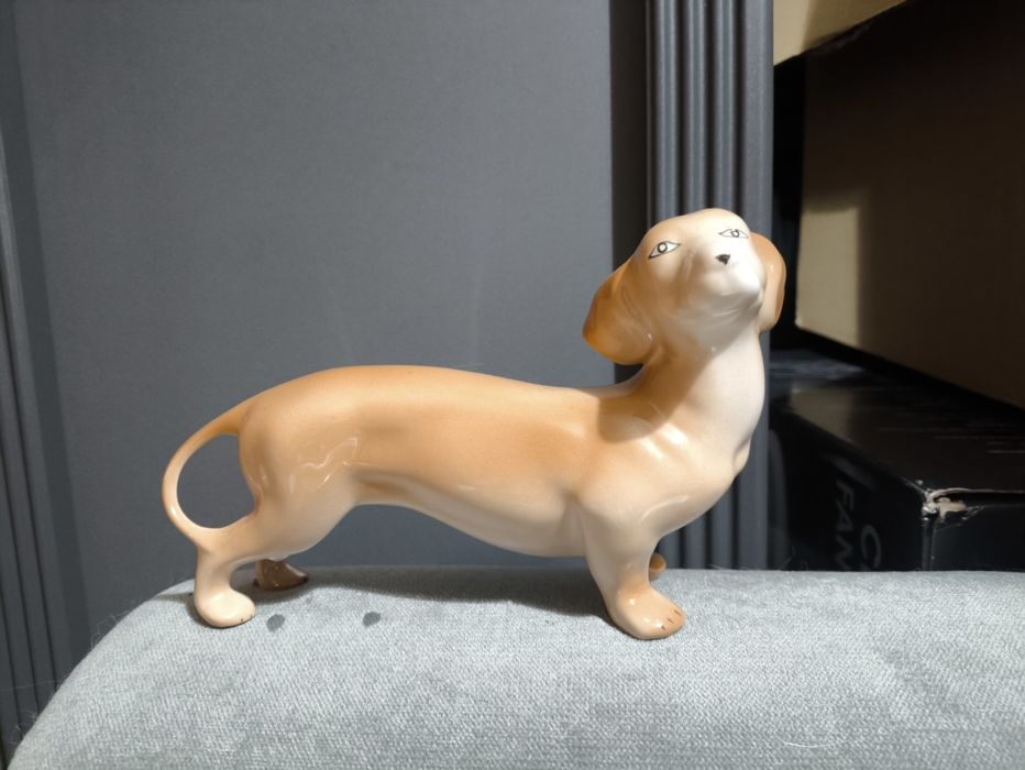 Stara porcelanowa figurka pies jamnik. Vintage