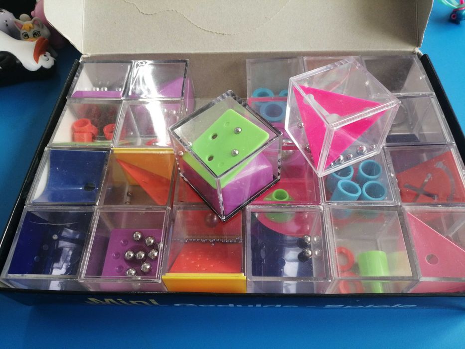 Caixa com 24 mini puzzles