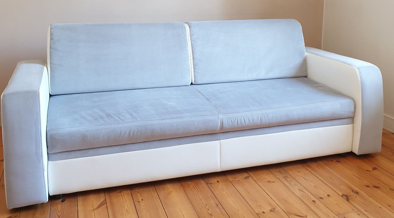 Szara sofa 3-osobowa rozkładana