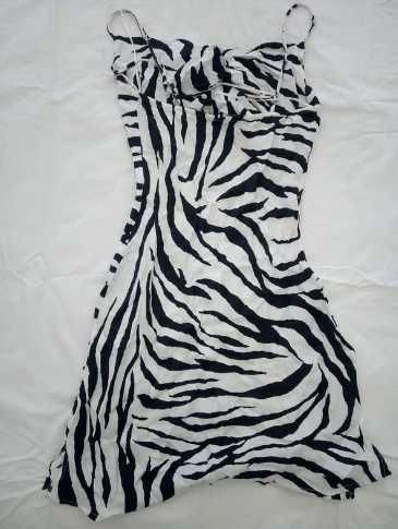 Vestido de padrão de zebra (Bershka)
