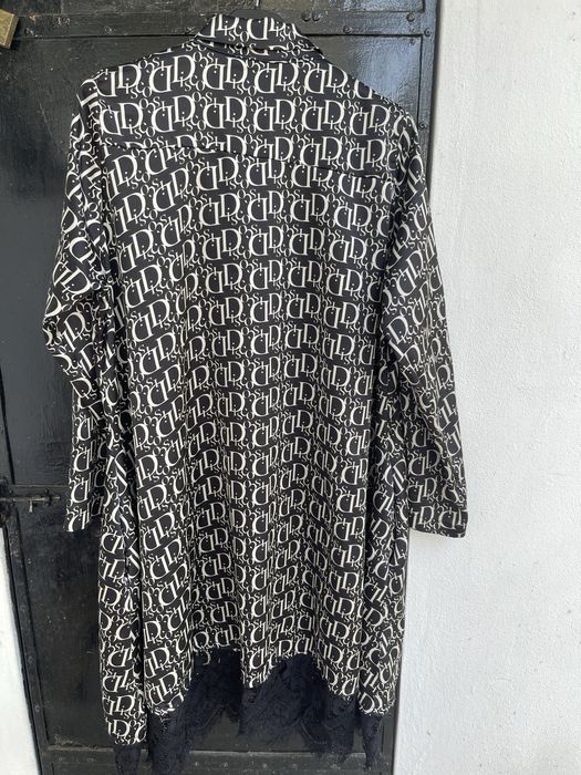 Casaco / tunica / blusa com tecido acetinado e renda