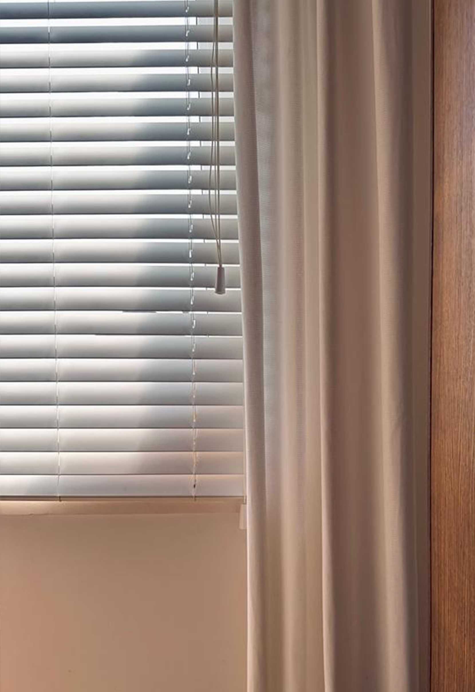 ŻALUZJE FAUX WOOD drewno z PCV ODPORNE NA WILGOĆ na wymiar do łazienki