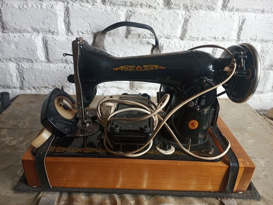 Продам швейну машину