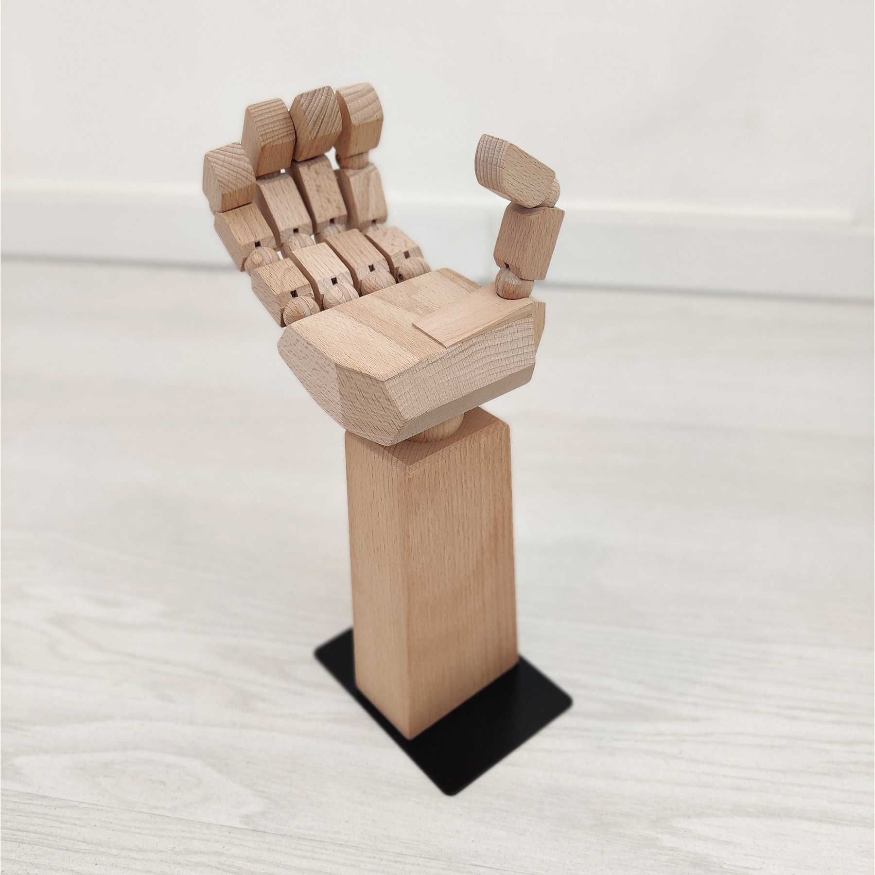Mão em madeira para decoração ou suporte de acessórios