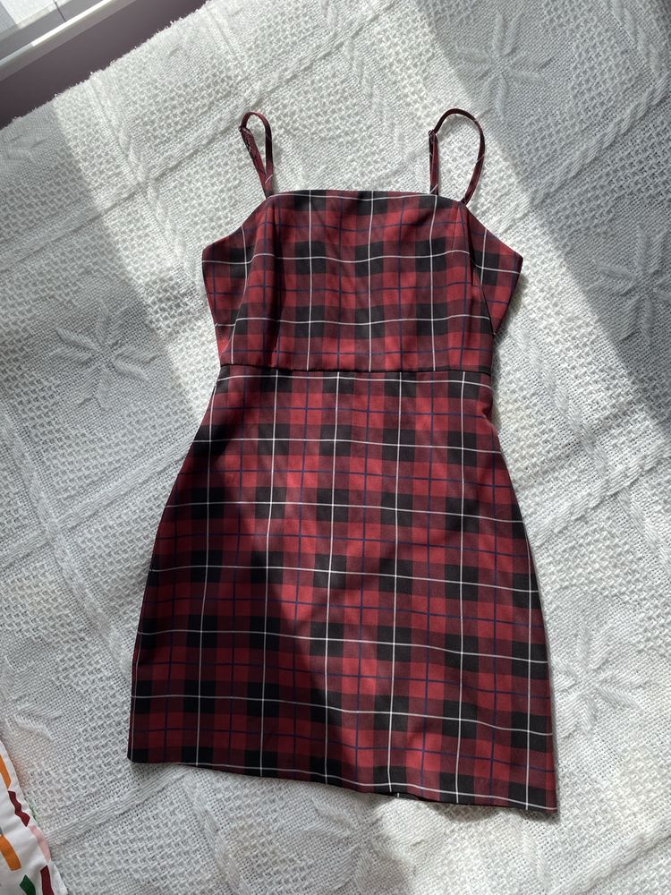 Sukienka w kratkę pull and bear dopasowana czerwona