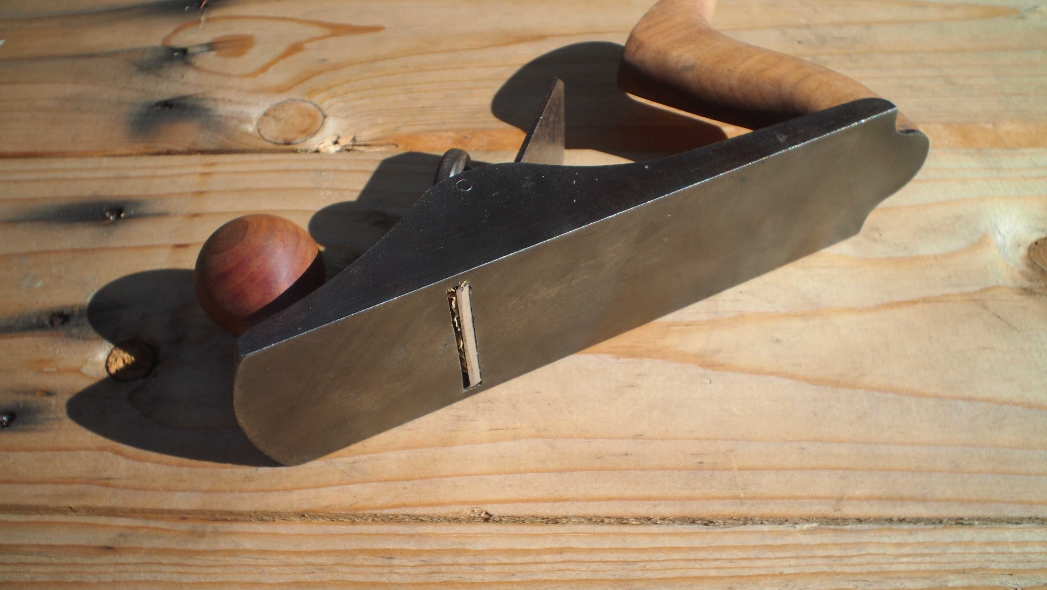 Plaina inglesa "scrub plane" de desbasto rápido.
