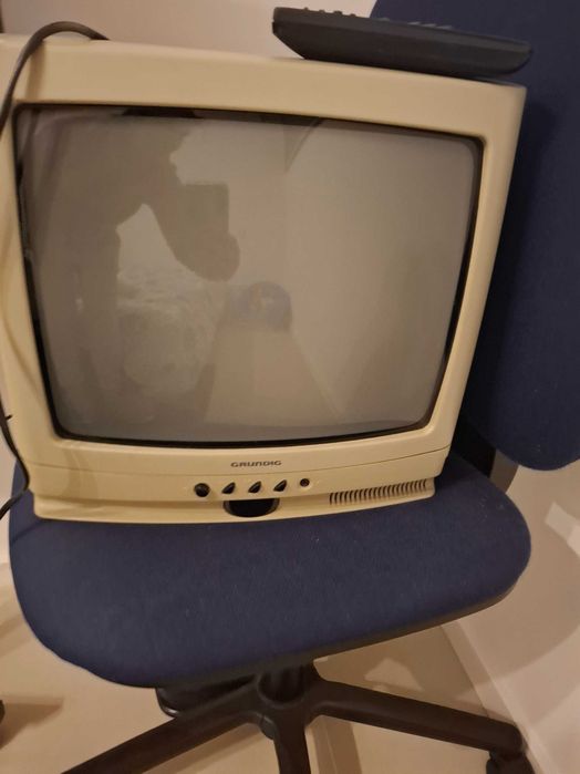 Televisão antiga Grundig com comando