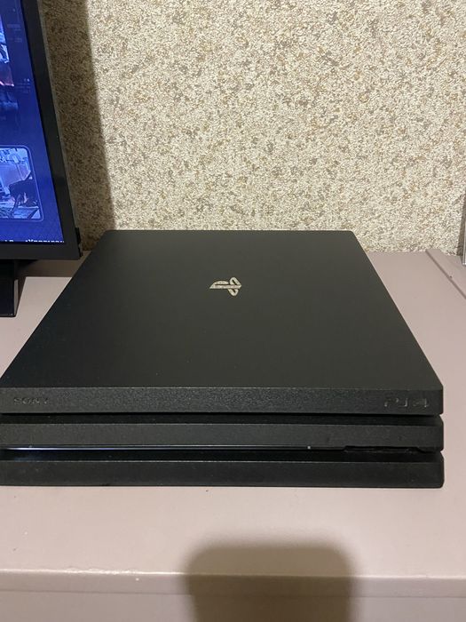 Продаю PlayStation 4 pro б/у