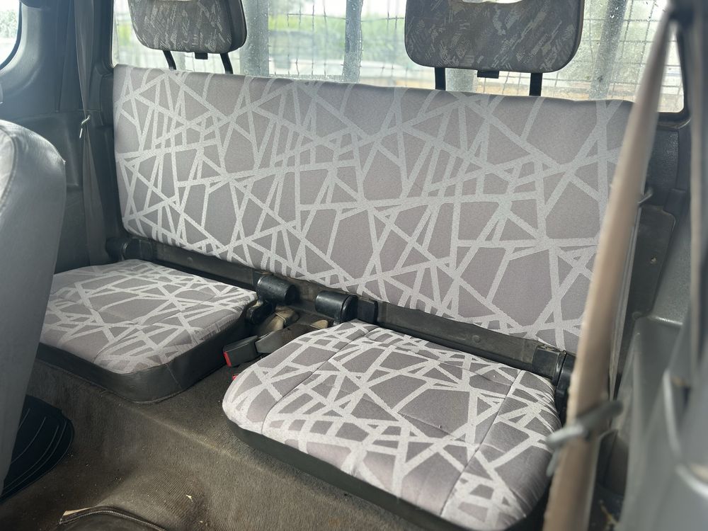 Mitsubishi L200 4x4    4 lugares