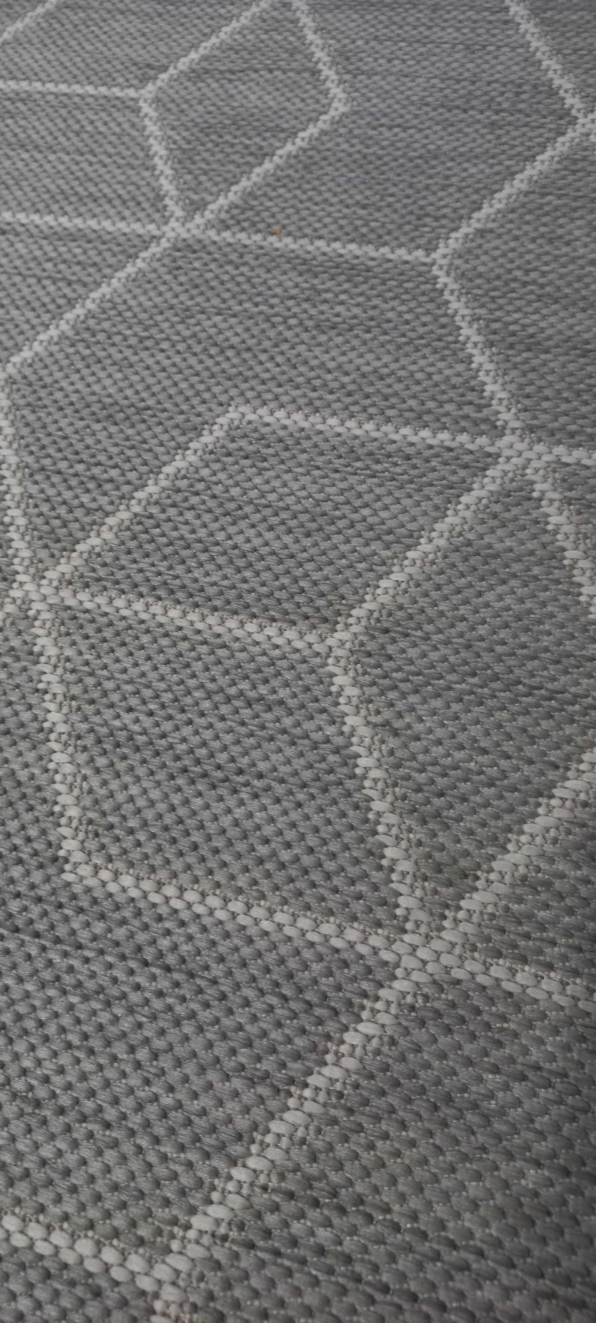 Szary dywan w białe wzory