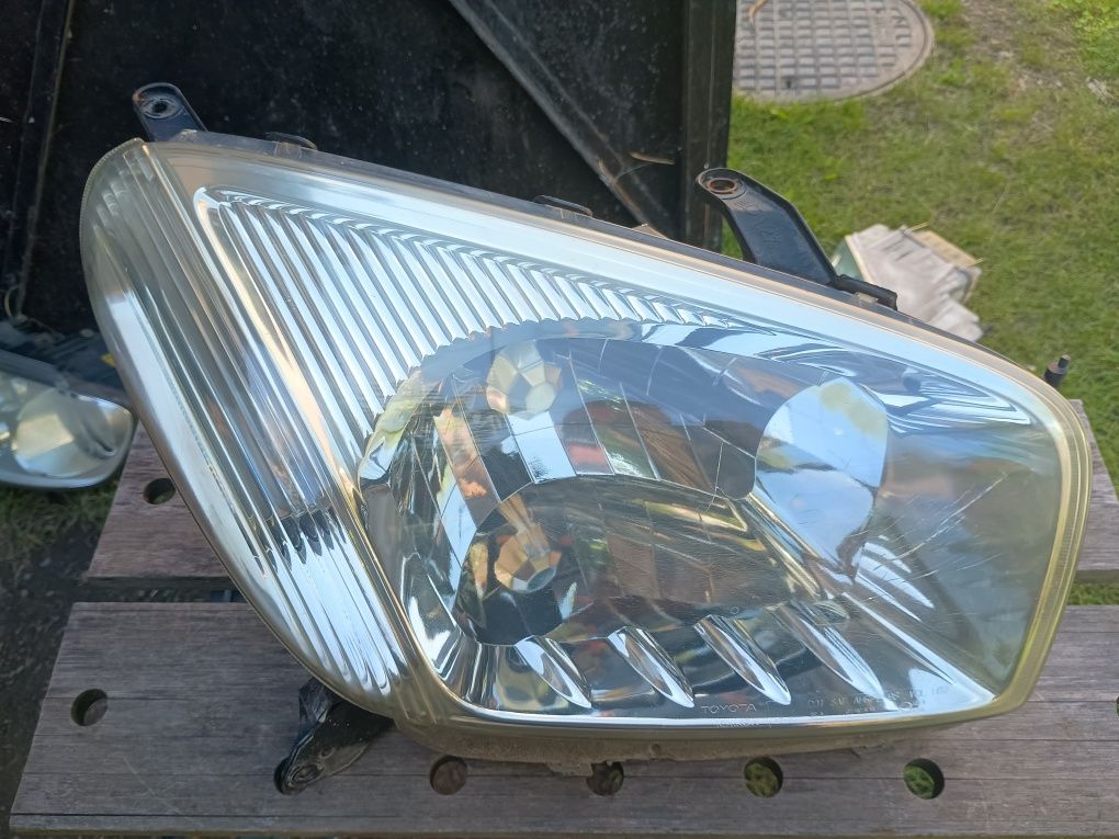Toyota RAV4 II lampa przednia prawa