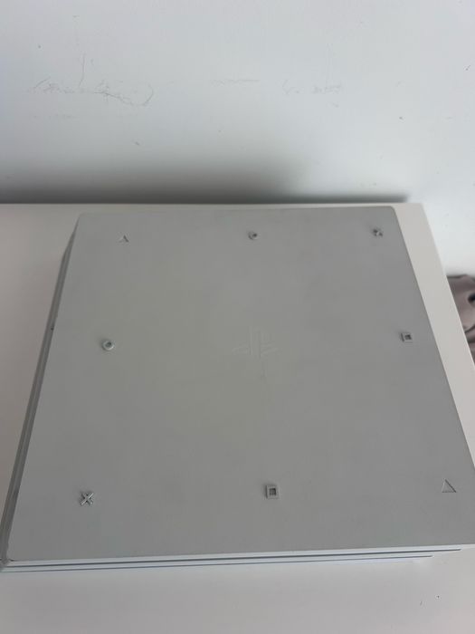 PlayStation 4 Pro Branca 1TB + 4 comandos + caixa + cabos