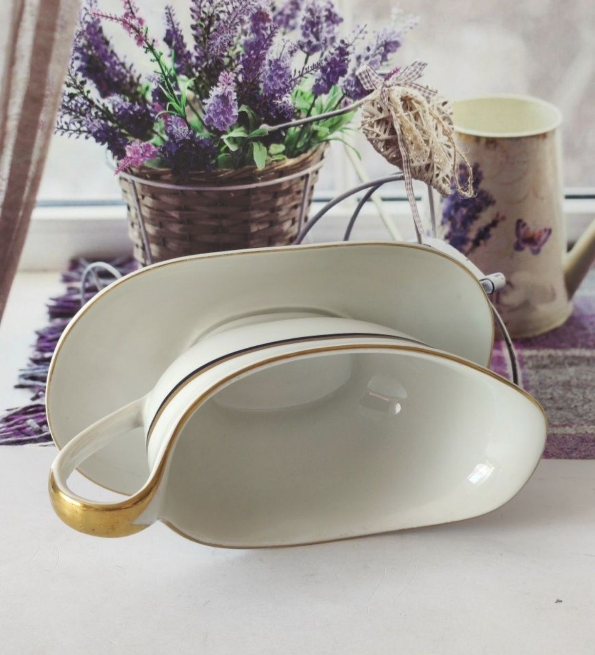 Sosjerka Karolina piekna stara porcelana 
Wysokość 12
Długość 21,5
Kar