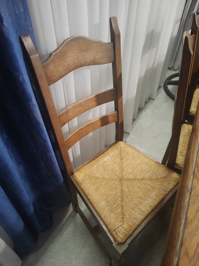 Dębowy stół z krzesłami