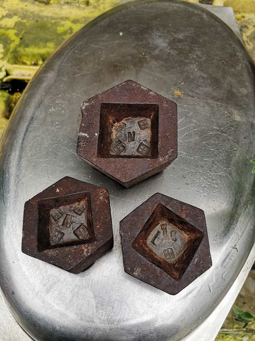 Balança vintage, suspensa, com 2 pratos e pesos